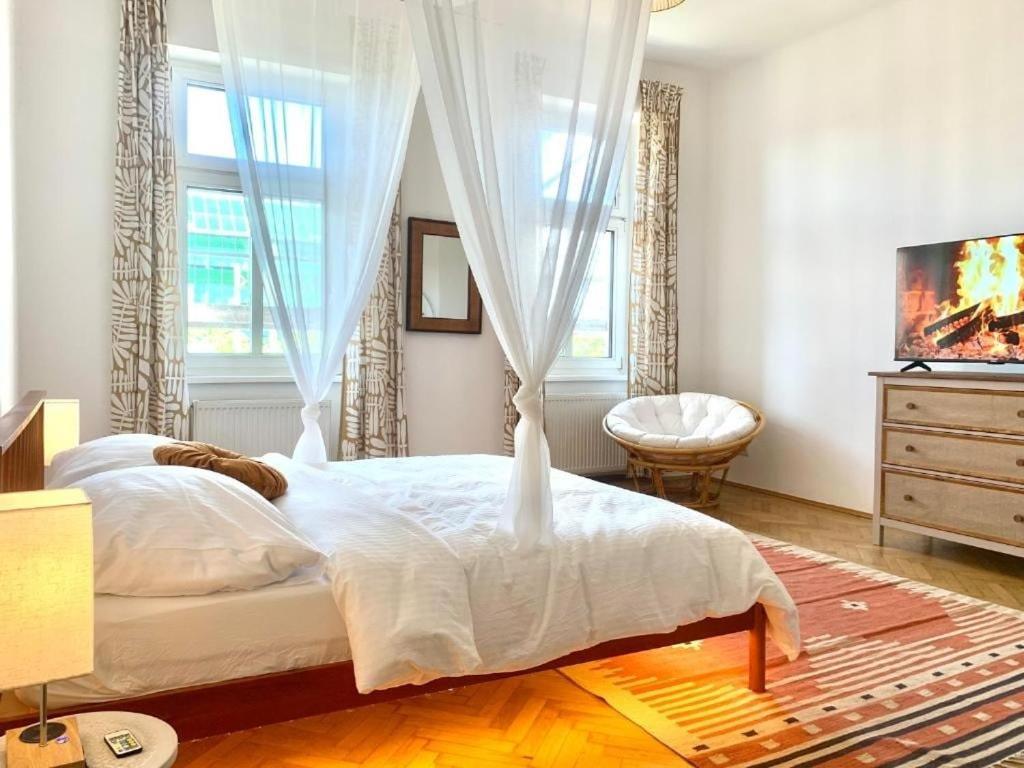 & Modern With Balcony Apartment Wien