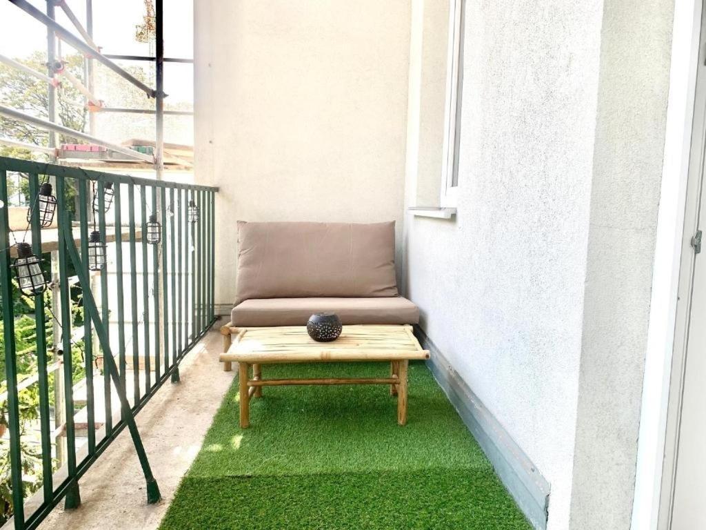 & Modern With Balcony Apartment *