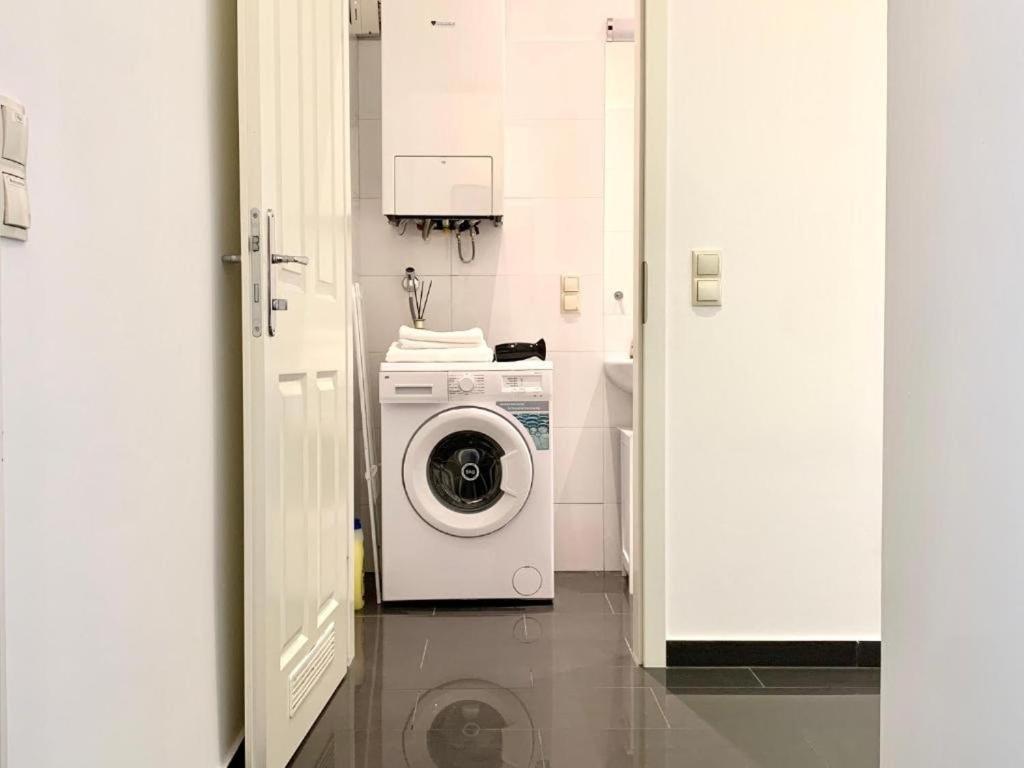 & Modern With Balcony Apartment Wien