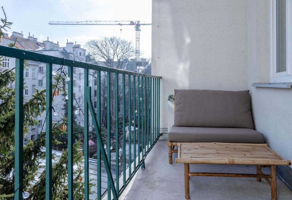 & Modern With Balcony Wien